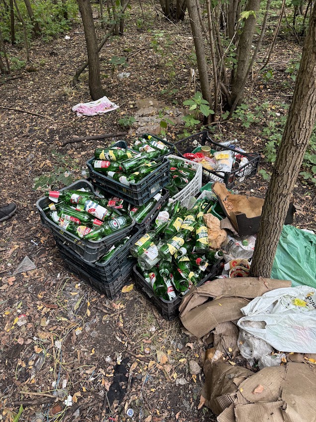Koszyki pełne butelek na dzikim wysypisku