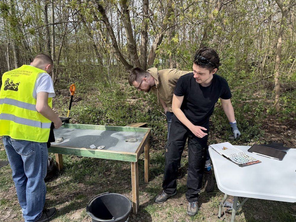 Członkowie zespołu w trakcie pracy