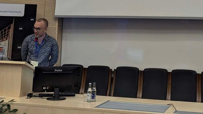 Mgr Piotr Statucki w trakcie wygłaszania referatu