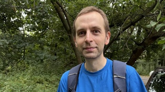 Paweł Bulski podczas inspekcji dzikiego wysypiska