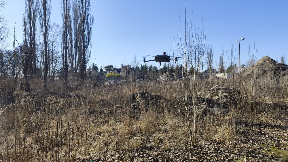 Dron wznoszący się w powietrze