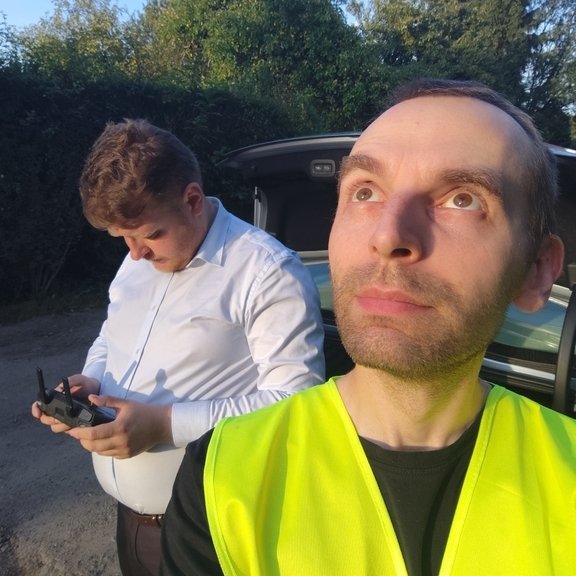 Członkowie zespołu badawczego podczas nalotu dronem